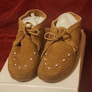 Minnetonka moccasin ladies sz 9 Nwot nvr worn. mc2